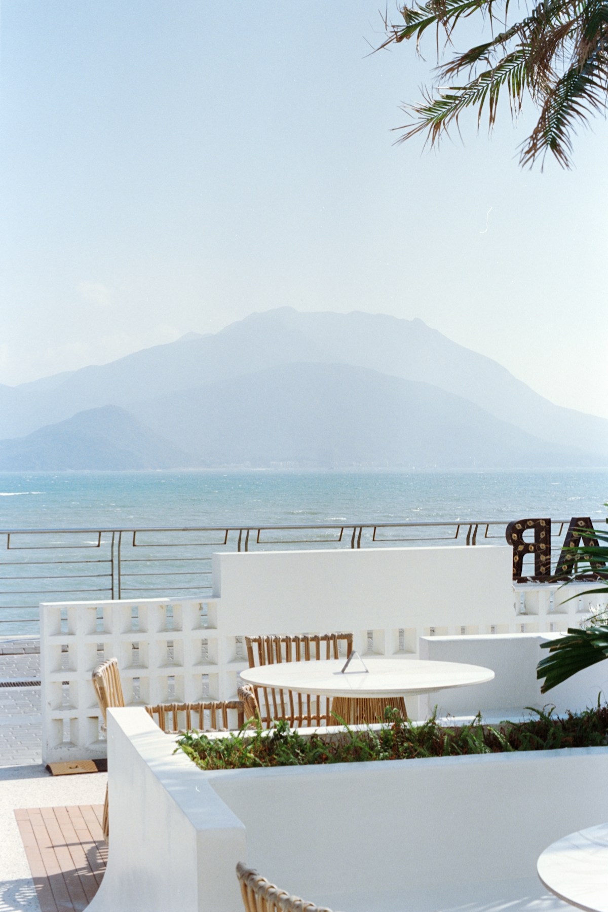 Sonnige Terrasse mit weitem Blick auf Meer und Berge